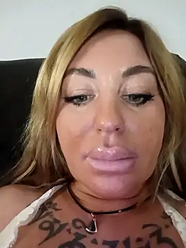 Snapshot of MiaMooly chatting on December 13, 2025, 8:04 pm MiaMooly online show from December 13, 2025, 8:04 pm