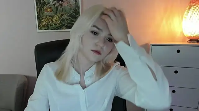 Snapshot of SweetLilyxo chatting on February 9, 2026, 2:48 pm SweetLilyxo online show from February 9, 2026, 2:48 pm