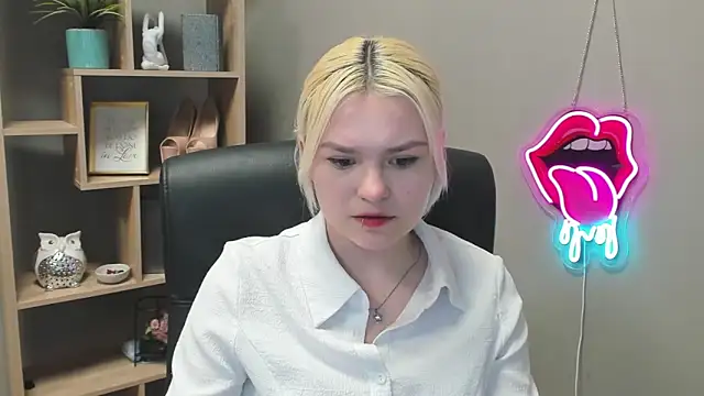 Snapshot of SweetLilyxo chatting on February 27, 2026, 2:39 pm SweetLilyxo online show from February 27, 2026, 2:39 pm