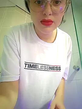 Snapshot of Artt_Juli chatting on February 13, 2026, 4:51 pm Artt Juli online show from February 13, 2026, 4:51 pm