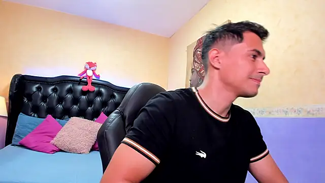 Snapshot of Mike_Conors chatting on February 4, 2026, 1:33 am Mike Conors online show from February 4, 2026, 1:33 am