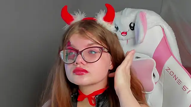 ChloeHalses online show from February 9, 2026, 6:06 pm