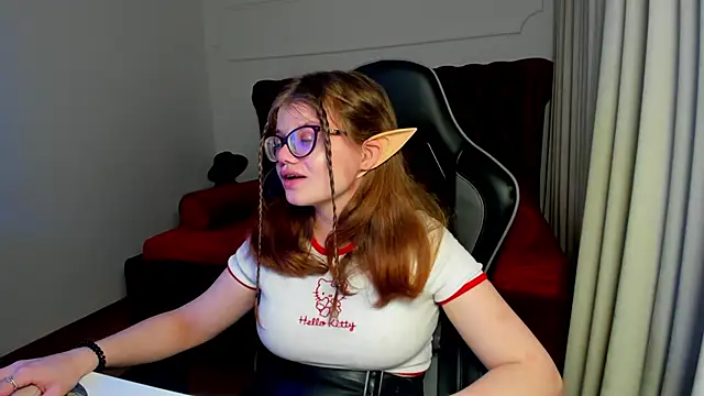 ChloeHalses online show from April 15, 2026, 5:13 am