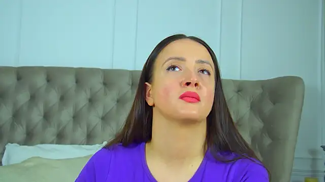 ElinaBellucci online show from April 6, 2026, 4:08 am