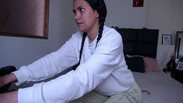 Snapshot of Julieta_Parker chatting on February 17, 2026, 5:21 pm Julieta Parker online show from February 17, 2026, 5:21 pm