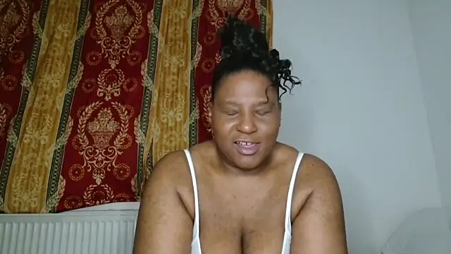 CurvySashia online show from May 4, 2026, 12:25 am