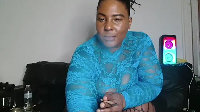 Snapshot of CurvySashia chatting on May 5, 2026, 10:35 pm CurvySashia online show from May 5, 2026, 10:35 pm