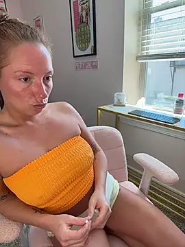 Snapshot of mooviebaby chatting on April 24, 2026, 8:00 pm mooviebaby online show from April 24, 2026, 8:00 pm
