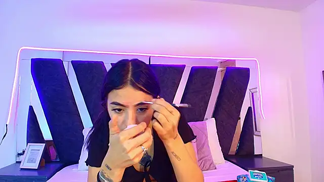 sophia love   online show from February 19, 2026, 2:14 pm