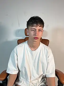 ARON LUXX online show from April 1, 2026, 2:03 pm