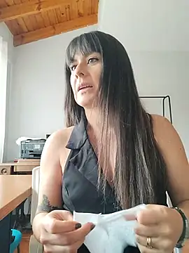 Snapshot of Lyonette_reading1 chatting on June 2, 2026, 3:45 pm Lyonette reading1 online show from June 2, 2026, 3:45 pm
