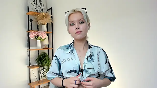 GoldenLenarz online show from June 25, 2026, 11:04 am
