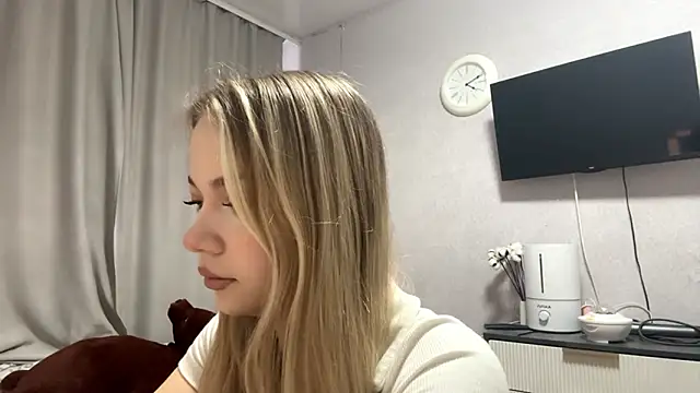 MilaSliger online show from February 8, 2026, 10:13 am