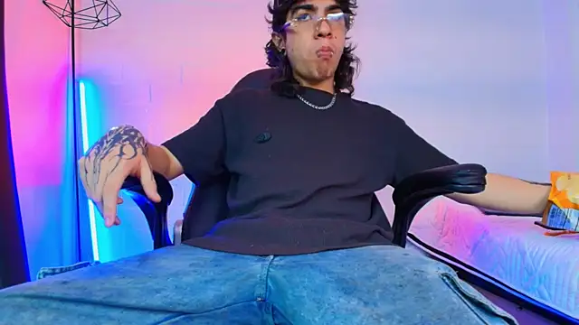 Axell Kussh online show from March 25, 2026, 3:39 am