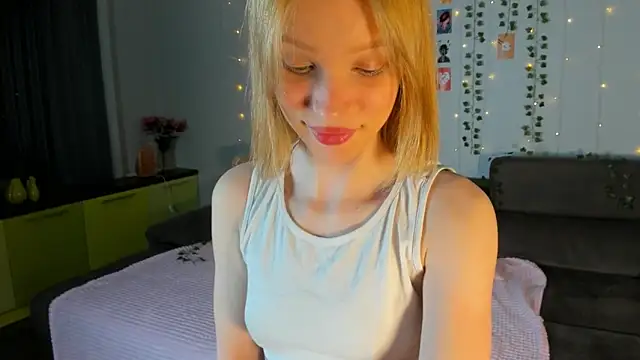Snapshot of Kiracute18 chatting on May 19, 2026, 7:43 pm Kiracute18 online show from May 19, 2026, 7:43 pm