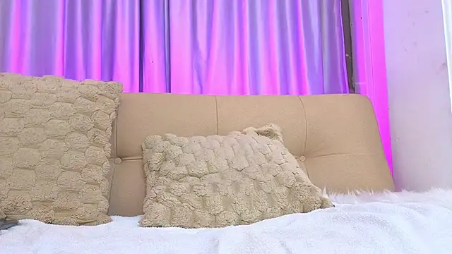 Mia Naive online show from February 28, 2026, 12:05 pm