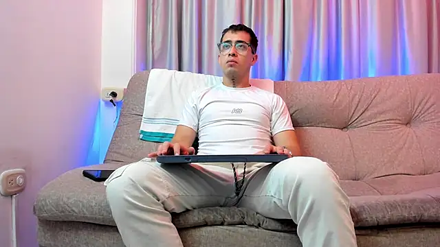 Snapshot of Tommas_Jhonson chatting on March 1, 2026, 2:11 am Tommas Jhonson online show from March 1, 2026, 2:11 am