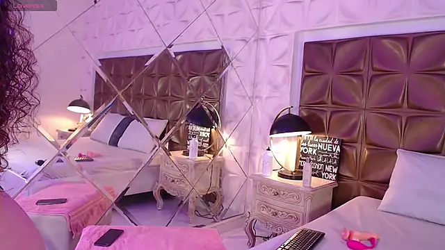 LunaJohns online show from March 19, 2026, 12:27 pm