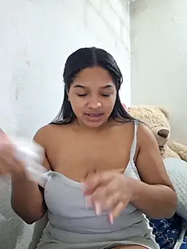 Snapshot of AnnaMil3J chatting on February 28, 2026, 5:01 pm AnnaMil3J online show from February 28, 2026, 5:01 pm