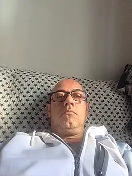 pareja47 online show from April 24, 2026, 8:16 am