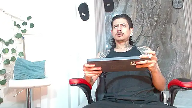 Snapshot of Damian-and-Camerum chatting on May 13, 2026, 3:13 am Damian-and-Camerum online show from May 13, 2026, 3:13 am