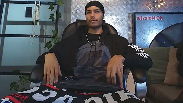 Snapshot of ItsZairen chatting on February 13, 2026, 3:39 am ItsZairen online show from February 13, 2026, 3:39 am