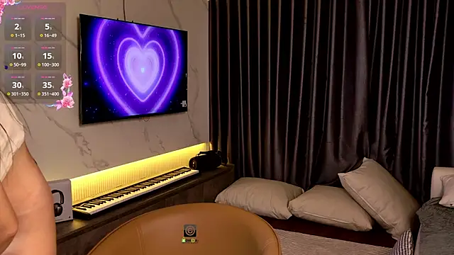 AnnyShore online show from April 12, 2026, 12:03 am