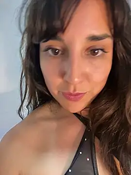 Latinaelisa online show from March 10, 2026, 3:32 am