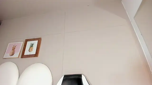 luna bradley  online show from March 25, 2026, 12:15 pm