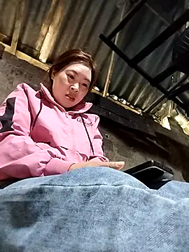 Yiyoongg online show from April 5, 2026, 1:23 am