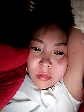 Yiyoongg online show from April 18, 2026, 10:43 pm