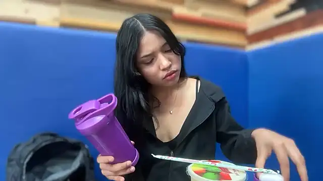 jadelaurent online show from April 22, 2026, 9:10 pm