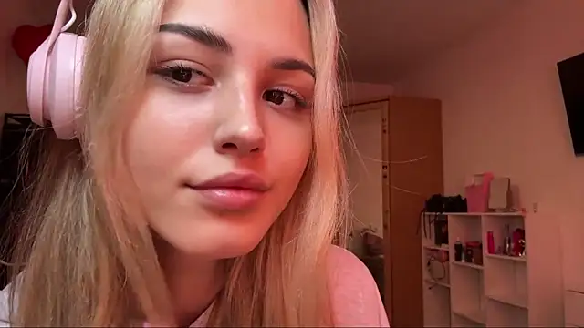 Snapshot of Evva_mayy chatting on February 20, 2026, 11:01 am Evva mayy online show from February 20, 2026, 11:01 am