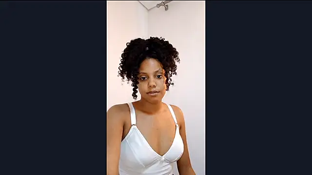 Snapshot of EsterSantopietro chatting on February 15, 2026, 1:43 pm EsterSantopietro online show from February 15, 2026, 1:43 pm