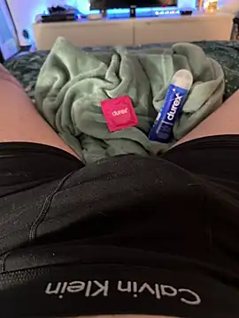 Snapshot of Thomascrtz chatting on February 17, 2026, 9:12 pm Thomascrtz online show from February 17, 2026, 9:12 pm