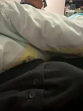 Snapshot of Thomascrtz chatting on February 22, 2026, 12:35 am Thomascrtz online show from February 22, 2026, 12:35 am