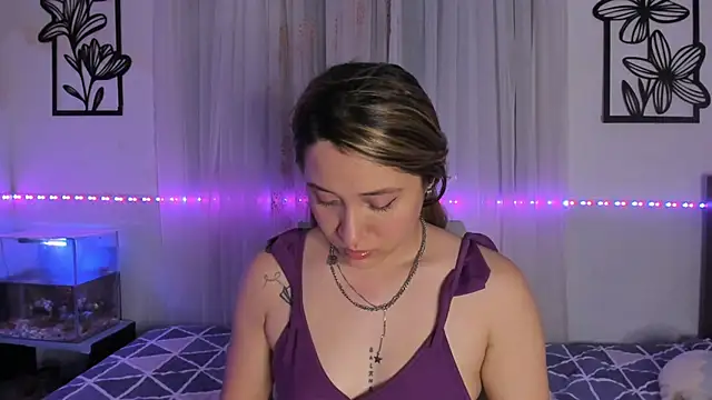 Snapshot of LeiahBlonde_ chatting on March 3, 2026, 5:36 am LeiahBlonde online show from March 3, 2026, 5:36 am