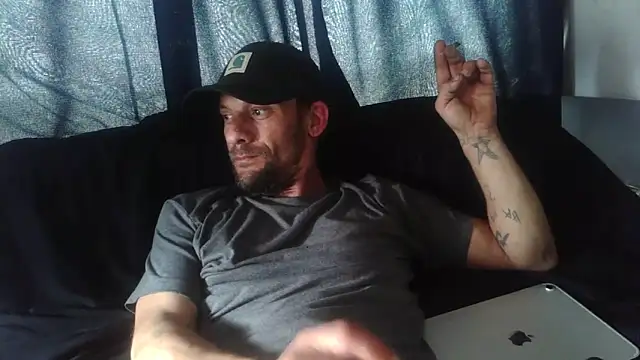 Snapshot of CharmedMoment62 chatting on March 4, 2026, 5:42 pm CharmedMoment62 online show from March 4, 2026, 5:42 pm