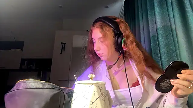 Snapshot of AliceCarrol chatting on February 14, 2026, 7:41 am AliceCarrol online show from February 14, 2026, 7:41 am