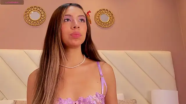 ValeryGomezz online show from April 17, 2026, 2:53 pm