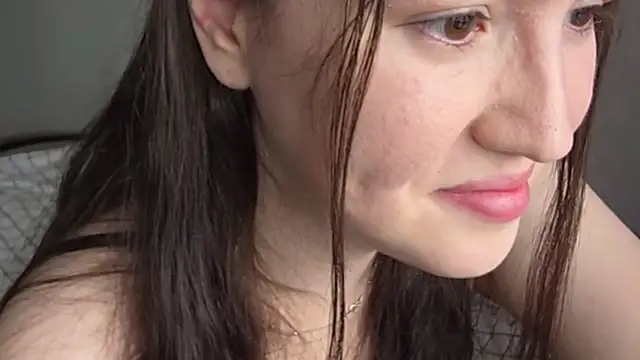 RedginBluebersky online show from April 6, 2026, 9:54 am