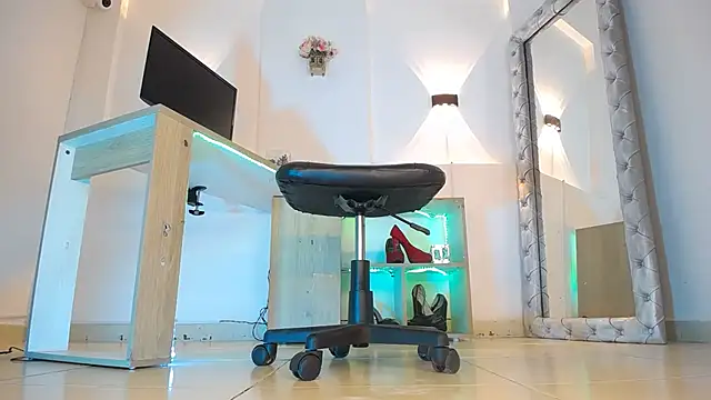 jullian ricci online show from April 17, 2026, 8:55 pm