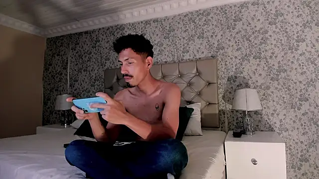 NoaahTylor online show from April 11, 2026, 2:52 am