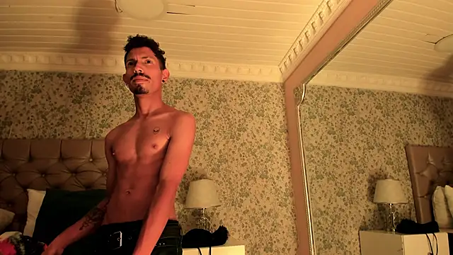 NoaahTylor online show from April 18, 2026, 4:04 am