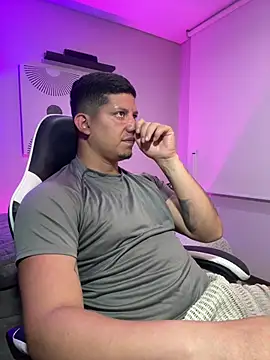  robertobaggioo online show from April 13, 2026, 12:42 pm