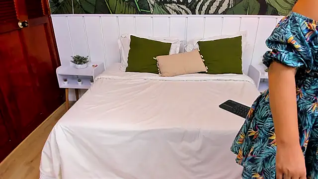 CarolineLaurent online show from April 5, 2026, 5:52 pm