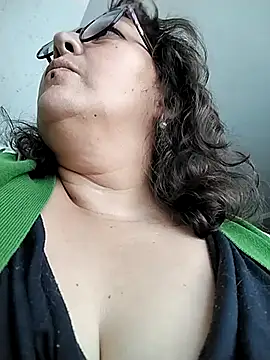 Snapshot of _Saraqueen chatting on February 18, 2026, 3:52 pm Saraqueen online show from February 18, 2026, 3:52 pm