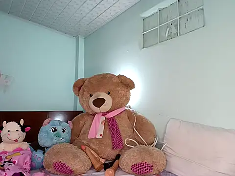 Snapshot of Elii_petit chatting on February 18, 2026, 11:23 pm Elii petit online show from February 18, 2026, 11:23 pm