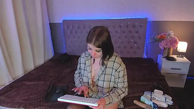 AmandaHoppe online show from March 27, 2026, 8:26 am