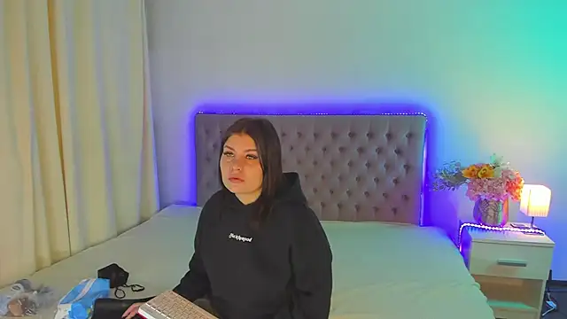 AmandaHoppe online show from April 10, 2026, 5:03 am